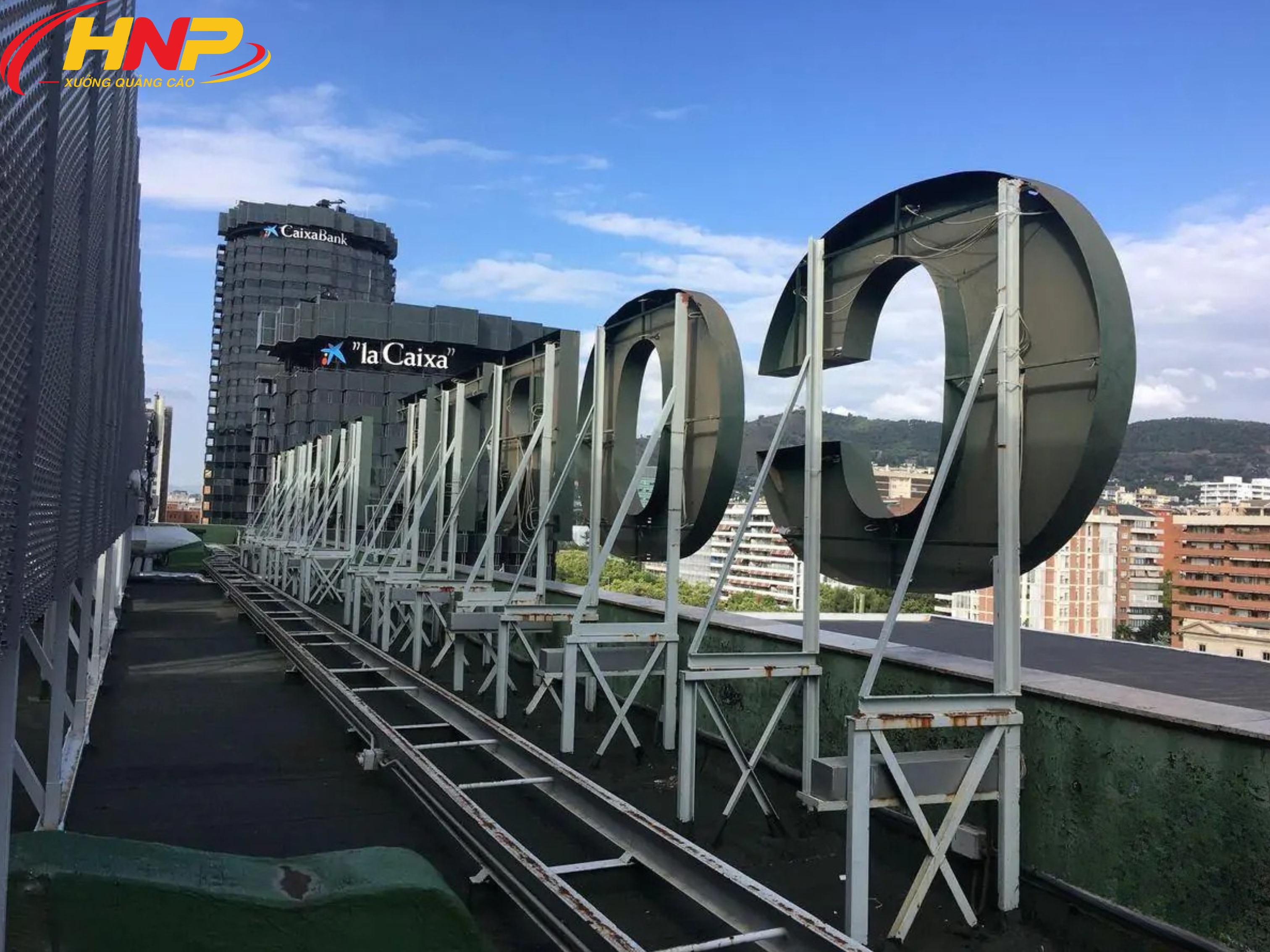 Giá làm bộ chữ nổi nóc tòa nhà 