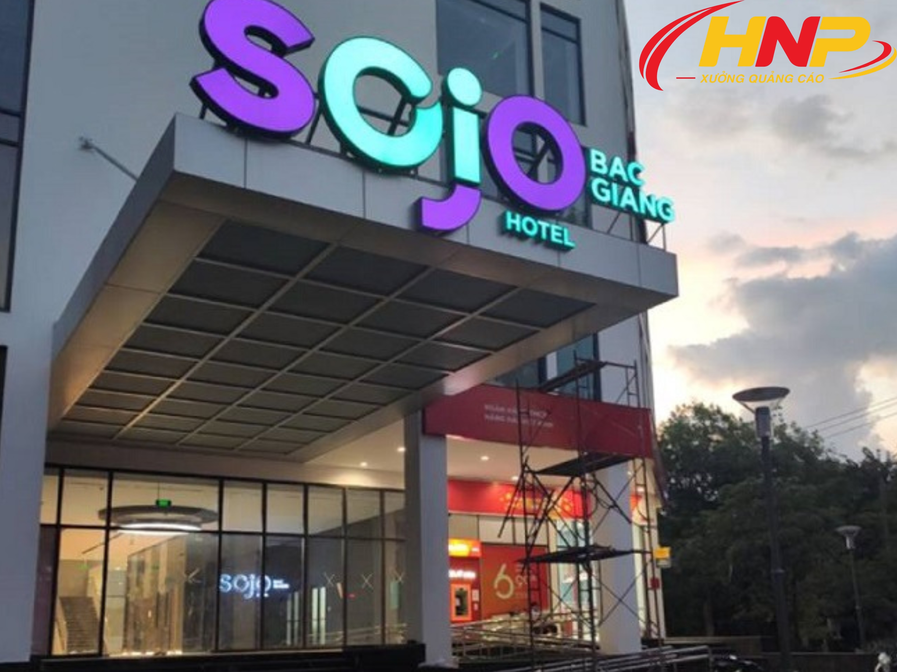 Đơn Vị Thi Công Bộ Chữ Nóc Tòa Nhà Giá Rẻ