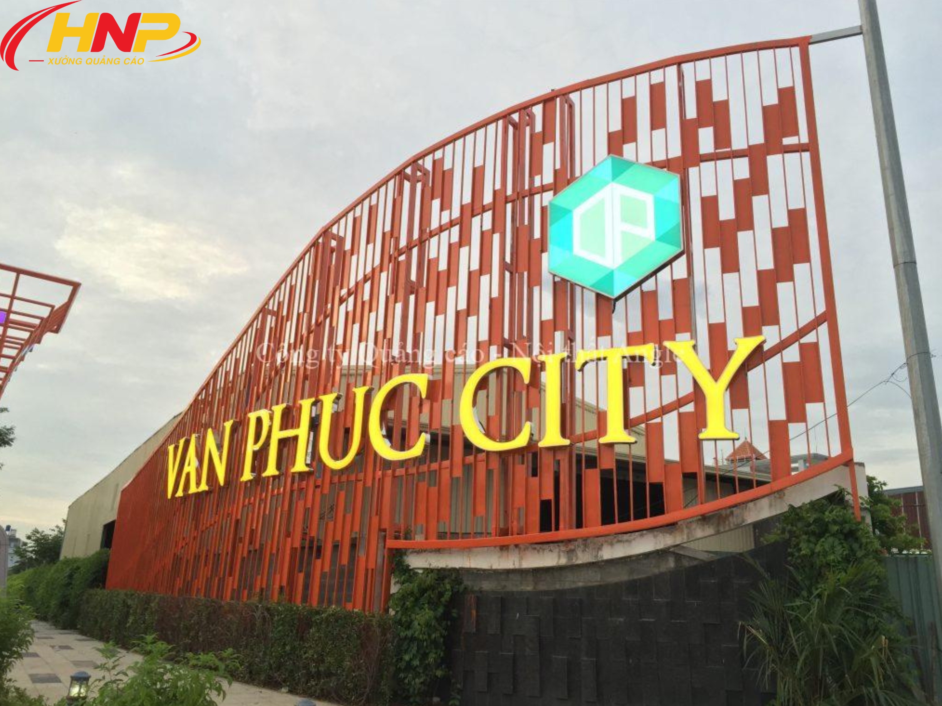 Thi Công Bộ Chữ Nóc Tòa Nhà Giá Rẻ