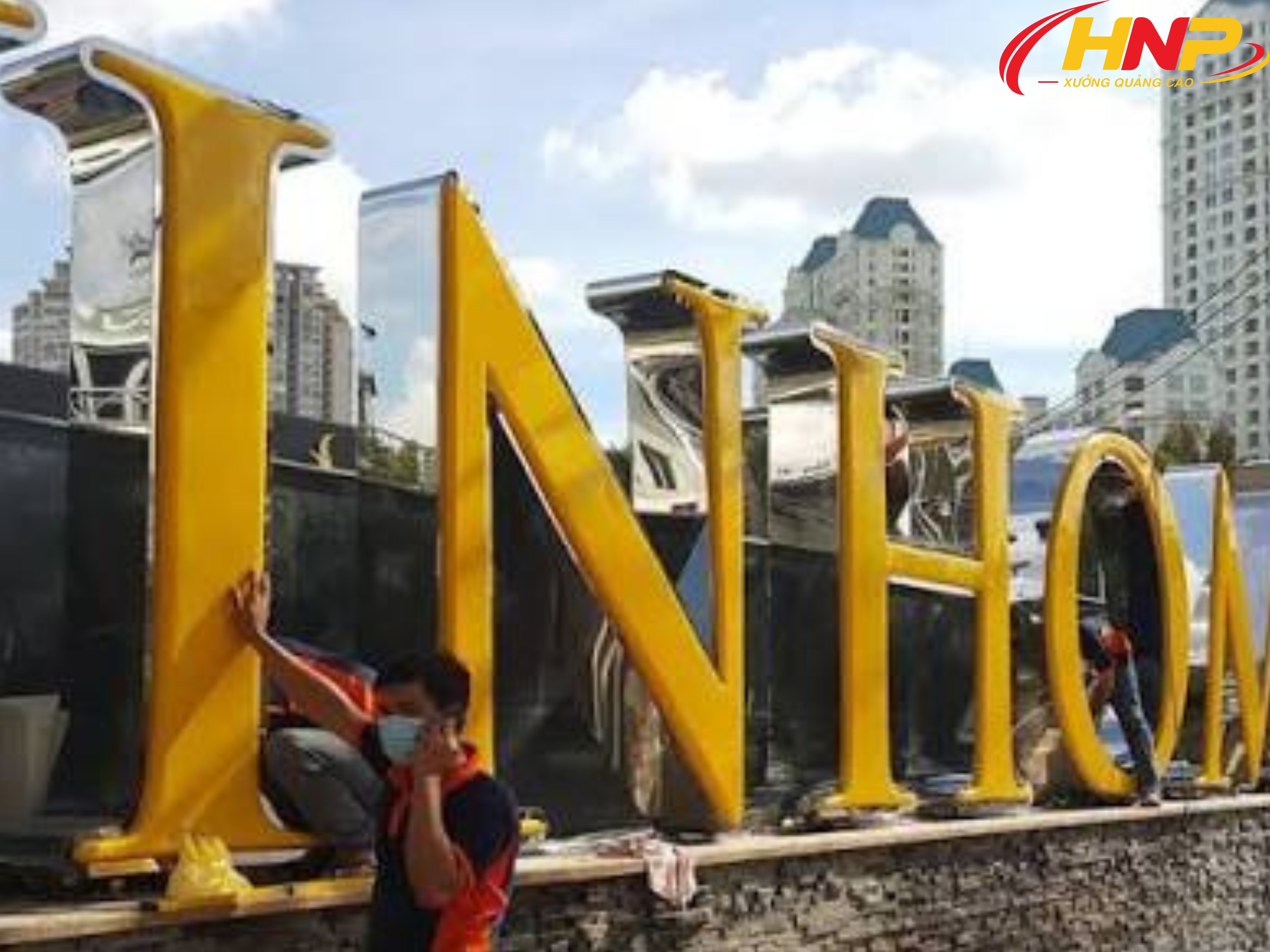Thi Công Bộ Chữ Nóc Tòa Nhà Giá Rẻ