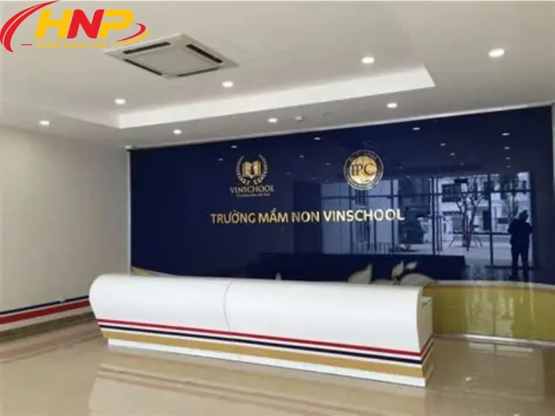 backdrop logo nổi quầy lễ tân