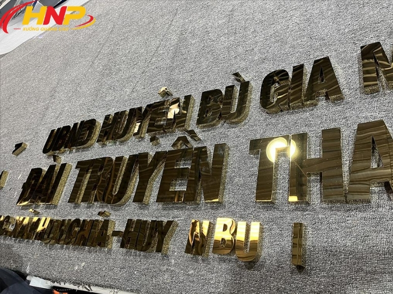 backdrop chữ inox vàng