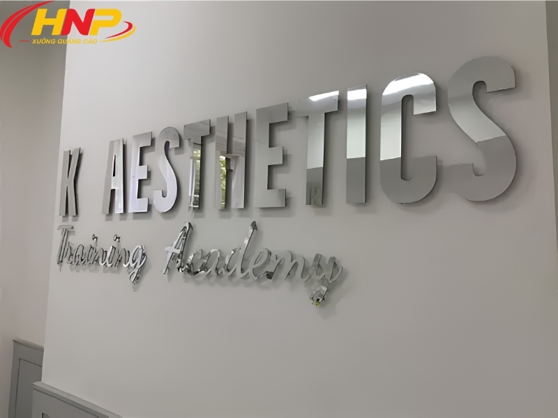 backdrop chữ inox trắng