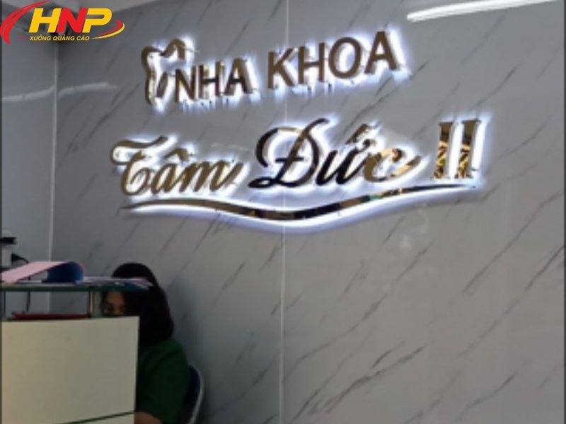 backdrop lễ tân inox
