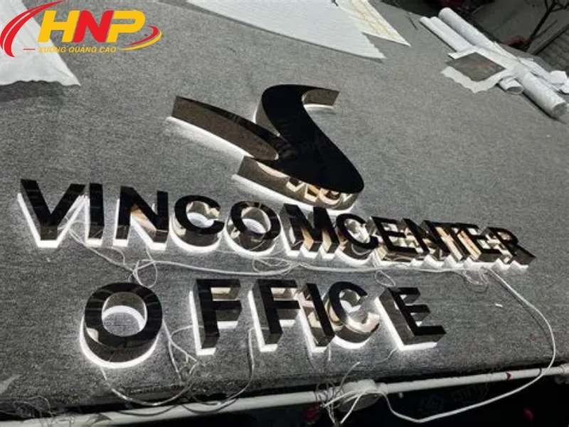 backdrop chữ inox gương