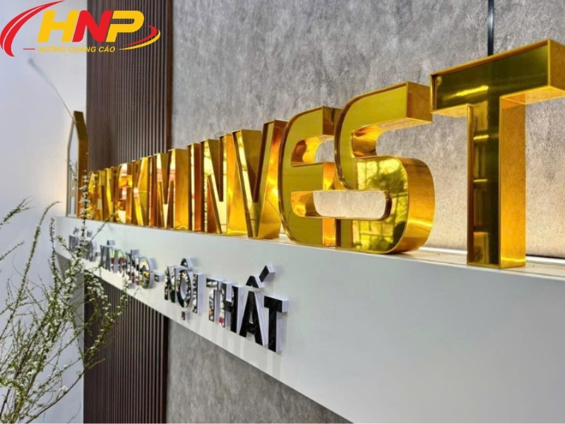 backdrop chữ inox vàng