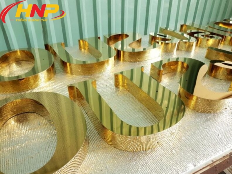 backdrop chữ inox vàng