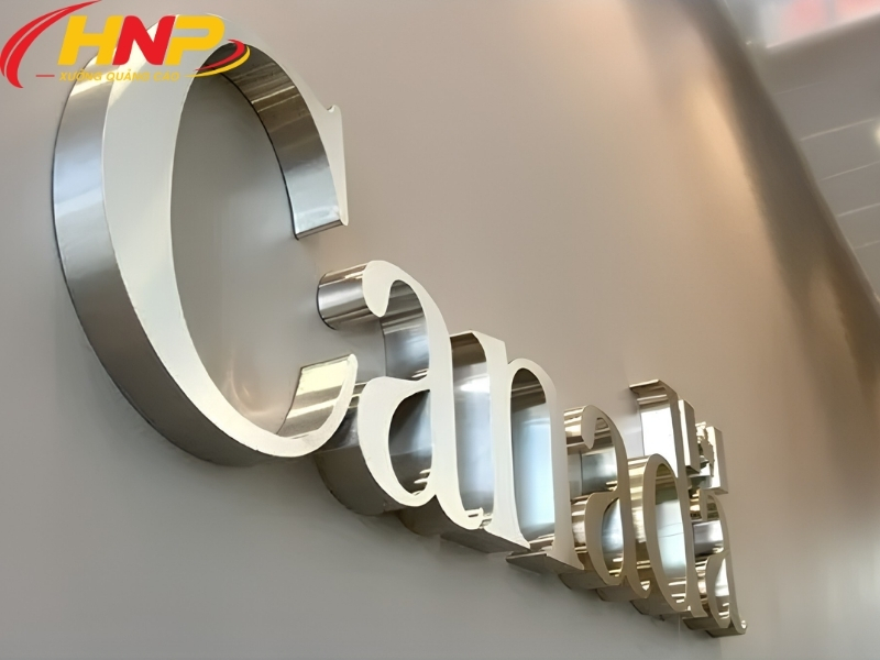 backdrop chữ inox trắng